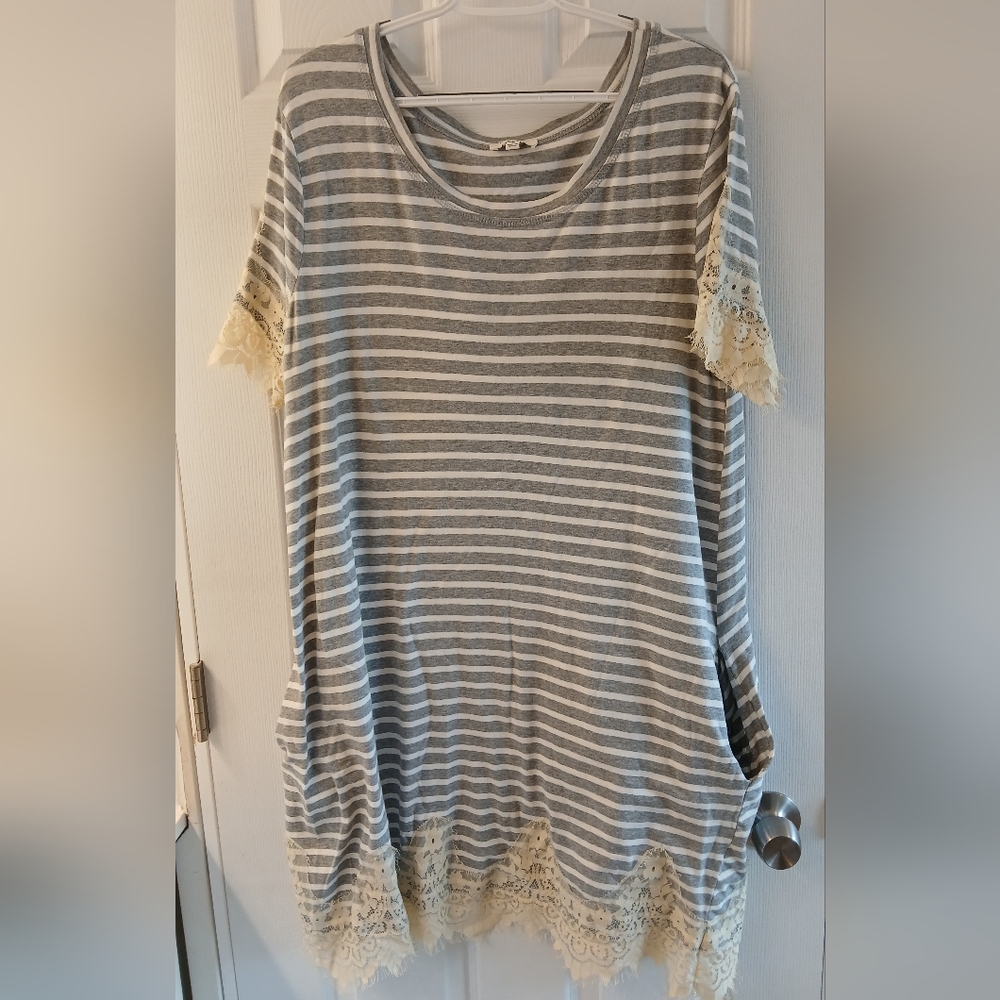 Umgee USA Striped T‑Shirt Dress – Size Large – Gray/White – Lace Trim – Pockets
